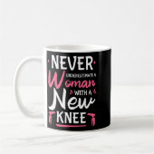 Never Underestimate A Women New Knee Replacement S コーヒーマグカップ (左)