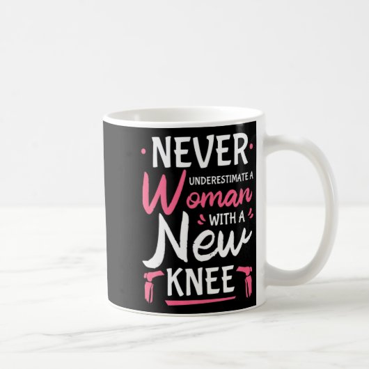 Never Underestimate A Women New Knee Replacement S コーヒーマグカップ (右)
