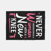 Never Underestimate A Women New Knee Replacement S フリースブランケット (正面(横))