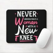 Never Underestimate A Women New Knee Replacement S マウスパッド (マウス)