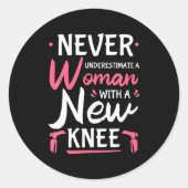 Never Underestimate A Women New Knee Replacement S ラウンドシール (正面)