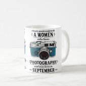 Never Underestimate A Women Who Loves Photography  コーヒーマグカップ (正面右)