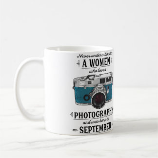 Never Underestimate A Women Who Loves Photography  コーヒーマグカップ