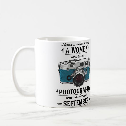 Never Underestimate A Women Who Loves Photography  コーヒーマグカップ (左)