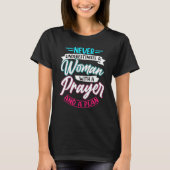 Never Underestimate A Women With A Prayer Christia Tシャツ (正面)