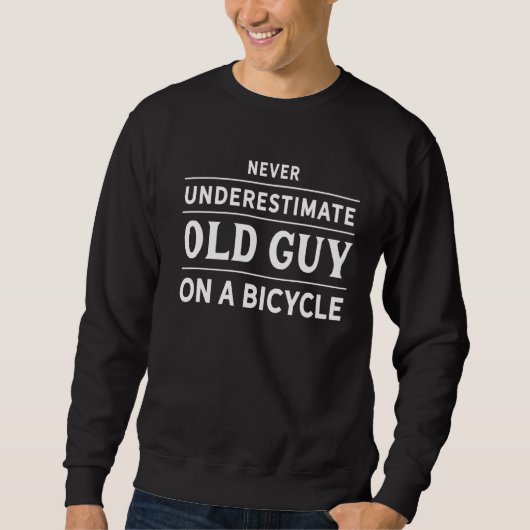 Never Underestimate an Old Guy on a Bicycle  Cycli スウェットシャツ (正面)