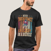 Never Underestimate An Old Guy On A Bicycle Cyclin Tシャツ (正面)