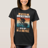 Never Underestimate An Old Guy On A Bicycle For Bi Tシャツ (正面)