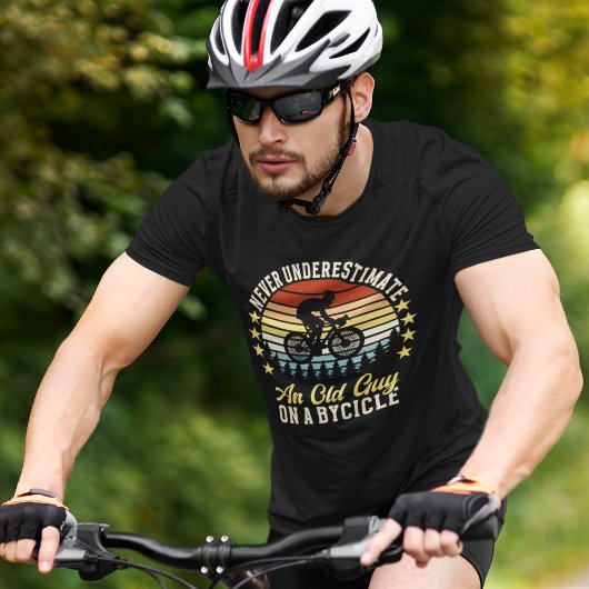 Never Underestimate an old guy on a Bicycle Fun Tシャツ