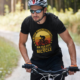 Never Underestimate an old guy on a Bicycle Funny Tシャツ