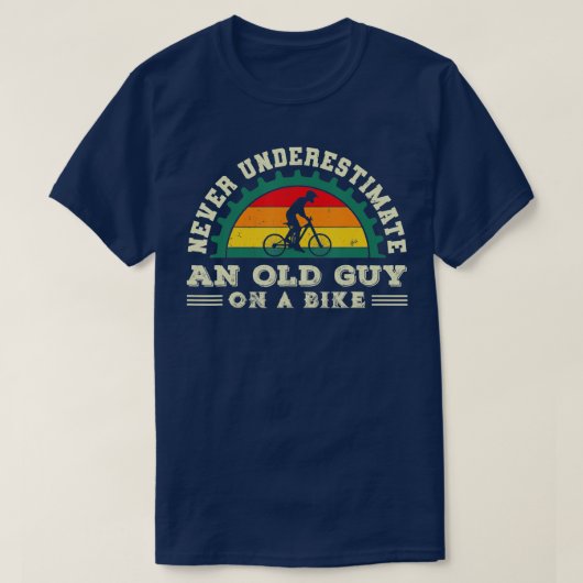 Never Underestimate An Old Guy On A Bicycle Funny  Tシャツ (デザイン正面)