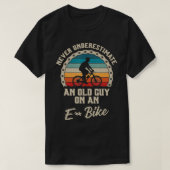 Never Underestimate An Old Guy On An EBike Biking  Tシャツ (デザイン正面)