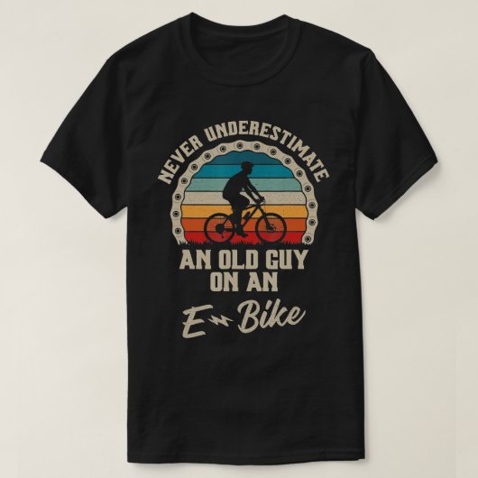 Never Underestimate An Old Guy On An EBike Biking  Tシャツ (デザイン正面)