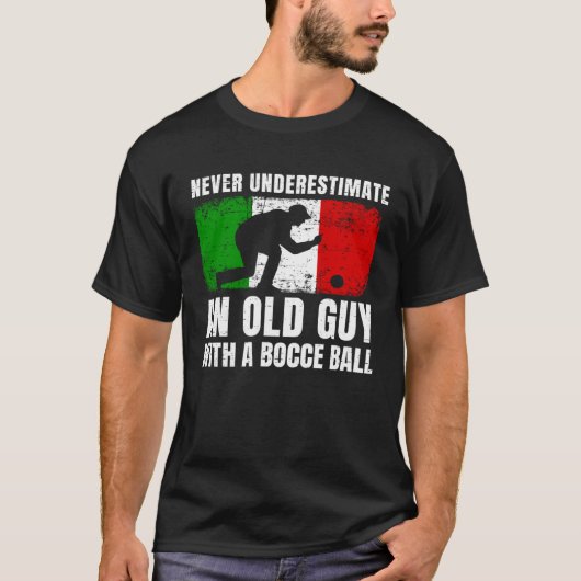 Never Underestimate An Old Guy With A Bocce Ball I Tシャツ (正面)