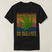 Never Underestimate An Old Lady Who Smokes Weed Gi Tシャツ (デザイン正面)