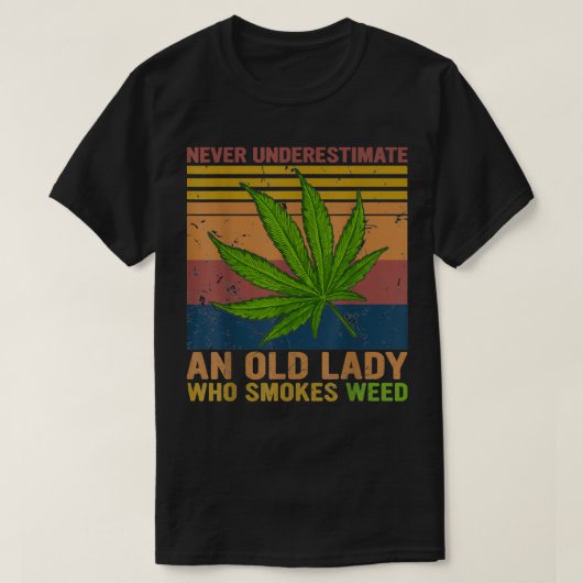 Never Underestimate An Old Lady Who Smokes Weed Gi Tシャツ (デザイン正面)