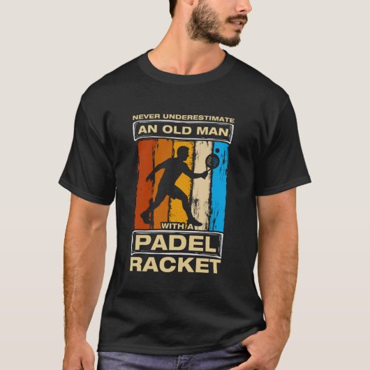 Never Underestimate an Old Man Funny Padel Ball Pl Tシャツ (正面)
