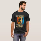 Never Underestimate an Old Man Funny Padel Ball Pl Tシャツ (正面フル)