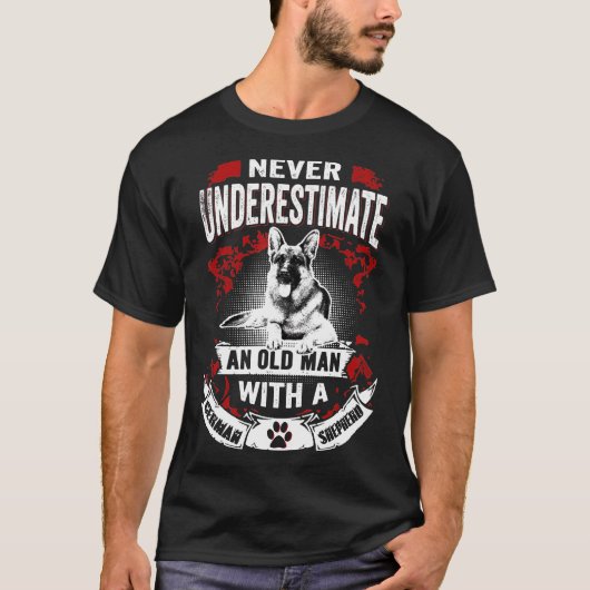 Never Underestimate An Old Man German Shepherd Dog Tシャツ (正面)