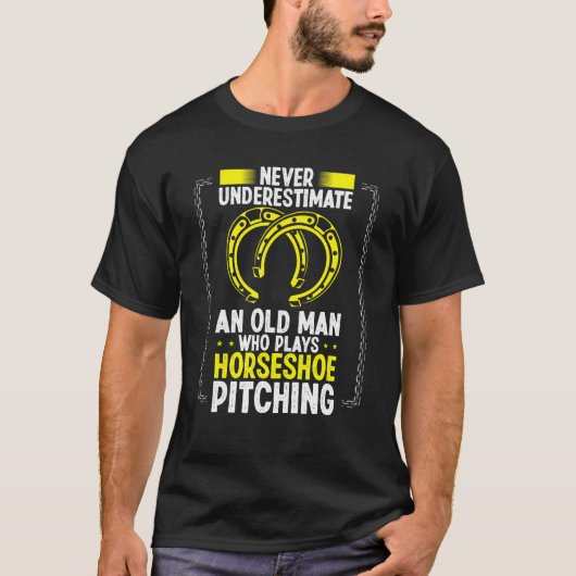 Never Underestimate An Old Man Horseshoe Pitching Tシャツ (正面)