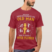 Never underestimate an old man Master Plumber Tシャツ (正面)