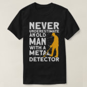 Never underestimate an old Man Metal Detecting  Tシャツ (デザイン正面)
