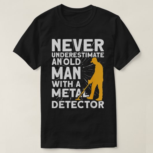 Never underestimate an old Man Metal Detecting  Tシャツ (デザイン正面)