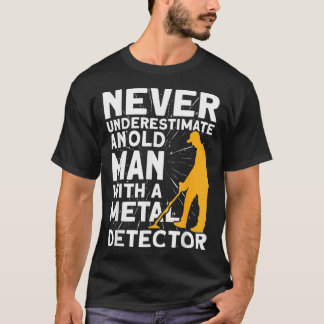 Never underestimate an old Man Metal Detecting  Tシャツ