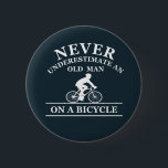 never underestimate an old man on a bicycle 缶バッジ<br><div class="desc">Enjoy riding a bike with this funny cycling quote never underestimate an old man on a bicycle design. It is perfect for any cycling enthusiast and also can be given as a birthday or Christmas gift to your best friend, a relative, a boyfriend, or a girlfriend who also loves funny...</div>