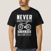 Never Underestimate An Old Man On A Bicycle Tシャツ (正面)