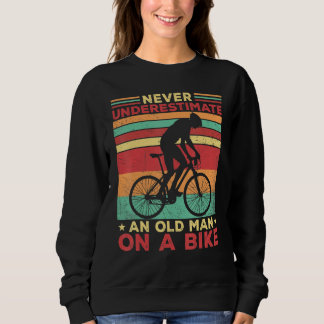 Never Underestimate an Old Man on a Bike apparel V スウェットシャツ