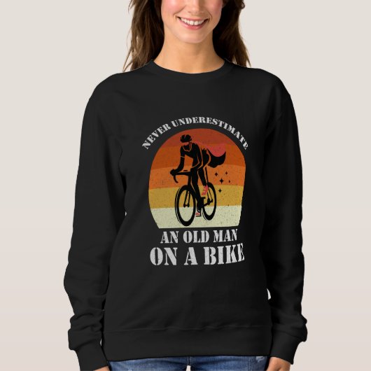 Never Underestimate An Old Man On A Bike Fun Bicyc スウェットシャツ (正面)