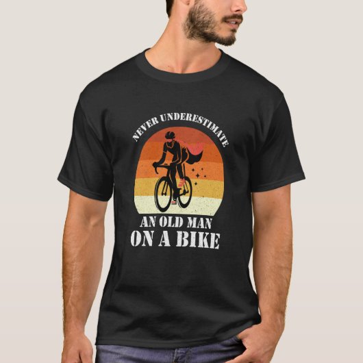 Never Underestimate An Old Man On A Bike Fun Bicyc Tシャツ (正面)