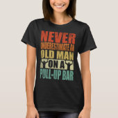 Never Underestimate An Old Man On A Pull Up Bar Re Tシャツ (正面)