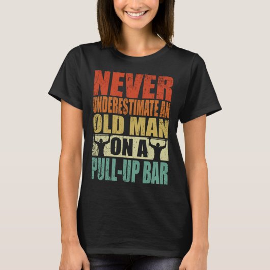 Never Underestimate An Old Man On A Pull Up Bar Re Tシャツ (正面)