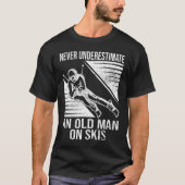 Never Underestimate An Old Man On Skis Funny Skier Tシャツ (正面)