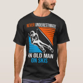 Never Underestimate An Old Man On Skis Funny Skier Tシャツ (正面)