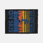 Never Underestimate An Old Man On Skis Funny Winte フリースブランケット (正面(横))