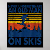 Never Underestimate An Old Man On Skis Funny Winte ポスター (正面)