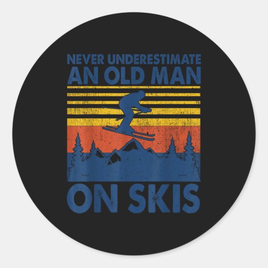 Never Underestimate An Old Man On Skis Funny Winte ラウンドシール (正面)