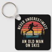Never Underestimate an Old Man on Skis Skiing Trip キーホルダー (正面)