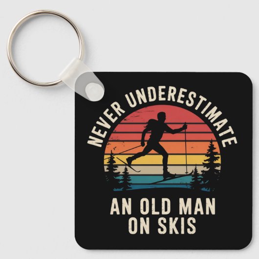 Never Underestimate an Old Man on Skis Skiing Trip キーホルダー (正面)
