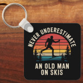 Never Underestimate an Old Man on Skis Skiing Trip キーホルダー (正面)