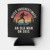 Never Underestimate an Old Man on Skis Skiing Trip 缶クーラー (正面)