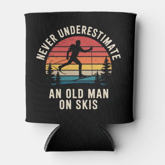 Never Underestimate an Old Man on Skis Skiing Trip 缶クーラー (正面)