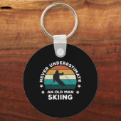 Never Underestimate An Old Man Skiing Fun Snow Slo キーホルダー (正面)