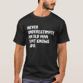 Never Underestimate An Old Man That Knows Judo Tシャツ (正面)