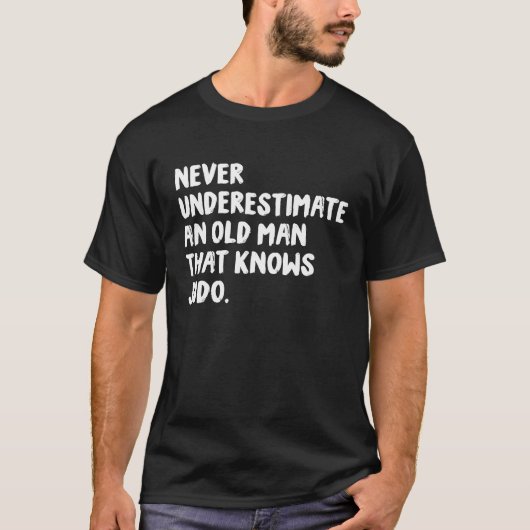 Never Underestimate An Old Man That Knows Judo Tシャツ (正面)