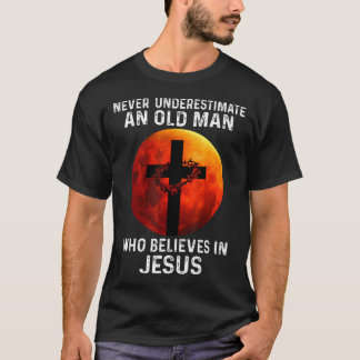 Never Underestimate An Old Man Who Believes In Jes Tシャツ
