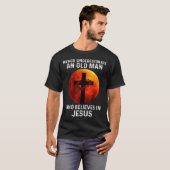 Never Underestimate An Old Man Who Believes In Jes Tシャツ (正面フル)